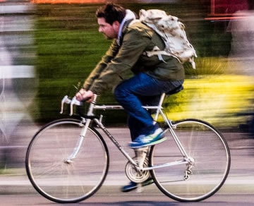 Homem andando de bicicleta na rua